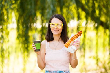 Pizza, onun elinde kahve yemek bir genç kadının portresi. Mockup ürünler sunumları, logo ve metin için. Bir yaşam tarzı. Marka mockup sahne.
