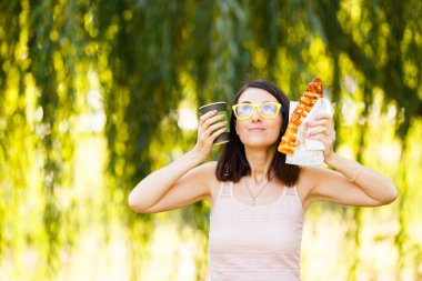 Pizza, onun elinde kahve yemek bir genç kadının portresi. Mockup ürünler sunumları, logo ve metin için. Bir yaşam tarzı. Marka mockup sahne.