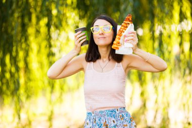 Pizza, onun elinde kahve yemek bir genç kadının portresi. Mockup ürünler sunumları, logo ve metin için. Bir yaşam tarzı. Marka mockup sahne.