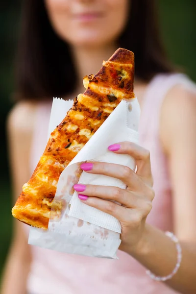 Mãos Mulher Segura Pedaço Pizza Caseira Com Tomate Bacon Salame — Fotografia de Stock