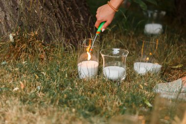 Cam şişeler içinde mum yakmak