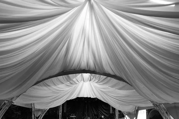 Openlucht bruiloft receptie in tent — Stockfoto