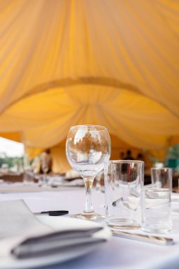 Gözlük, çatal, bıçak, tabak bir tablo lokantada yemek için hazır