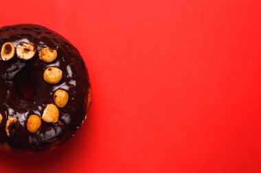 Hazelnutred kırmızı arka plan ile çikolatalı çörek