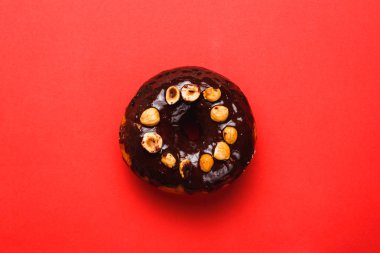 Hazelnutred kırmızı arka plan ile çikolatalı çörek