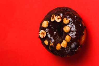 Hazelnutred kırmızı arka plan ile çikolatalı çörek