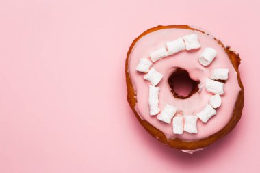 Pembe çörek marshmallow ile. Pembe çörek hazır görüntüler. Pembe bir arka plan üzerinde çörek. Bir pembe izole çörek.