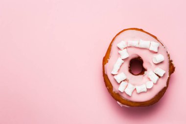 Pembe çörek marshmallow ile. Pembe çörek hazır görüntüler. Pembe bir arka plan üzerinde çörek. Bir pembe izole çörek.