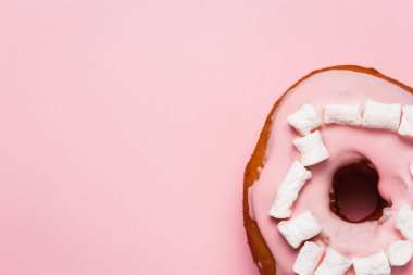 Pembe bir arka plan üzerinde marshmallow ile pembe çörek