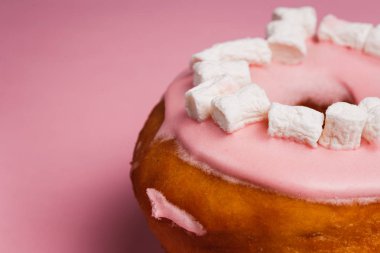 Pembe bir arka plan üzerinde marshmallow ile pembe çörek