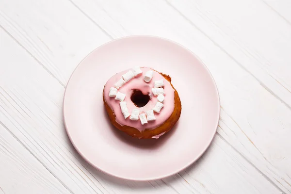 Pink donut with marshmallows on a Pink plate — Stock Photo, Image