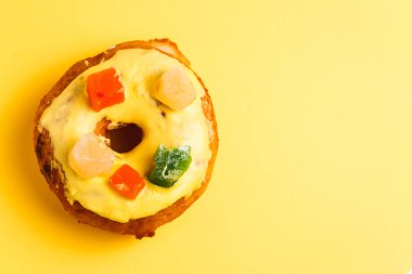 sarı izole limon tadı ile lezzetli sarı çörek