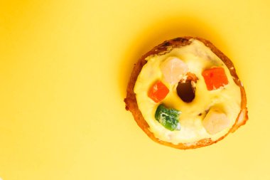 sarı izole limon tadı ile lezzetli sarı çörek