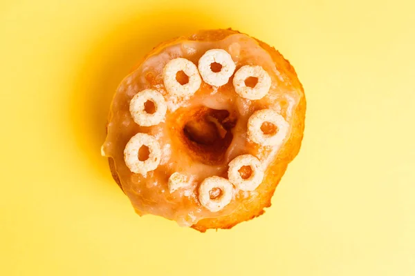 Miel Donut Glaseado Donut Sobre Fondo Amarillo Tipo Masa Frita —  Fotos de Stock