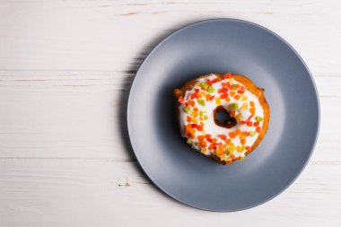 meyve tatlı sır donuts mavi bir tabağa kek.