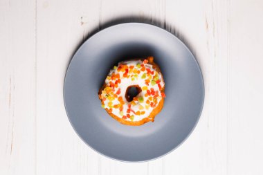 meyve tatlı sır donuts mavi bir tabağa kek.