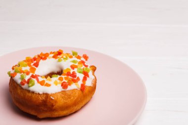 şeker sır şekerlenmiş meyve pembe tabakta donut