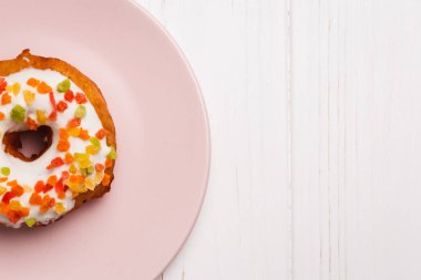 şeker sır şekerlenmiş meyve pembe tabakta donut