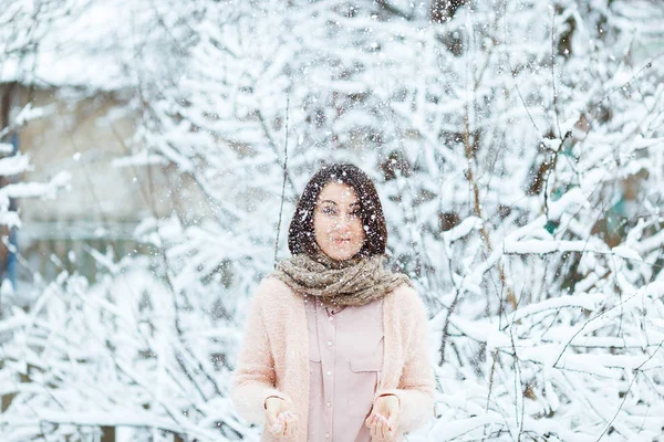 Linda chica con una taza de café rosa en el bosque de invierno — Foto de Stock