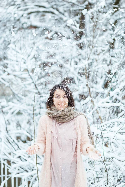 Linda chica juega con la caída de nieve en el bosque de invierno — Foto de Stock