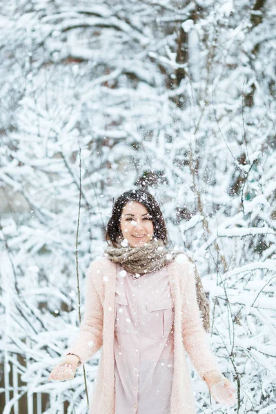 Linda chica juega con la caída de nieve en el bosque de invierno — Foto de Stock