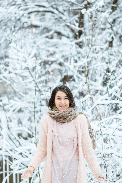 Mignonne fille joue avec chute de neige dans la forêt d'hiver — Photo