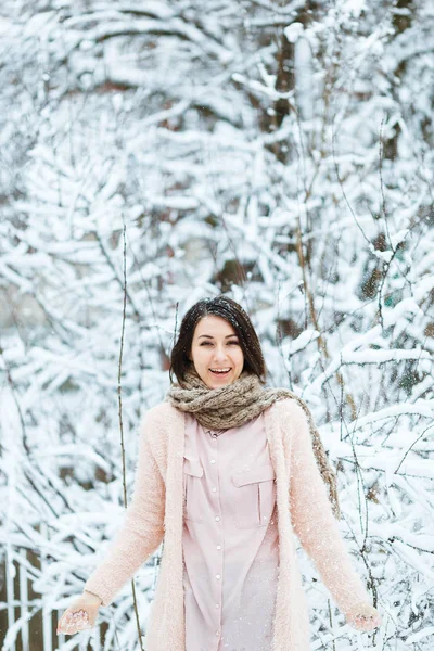 Mignonne fille joue avec chute de neige dans la forêt d'hiver — Photo