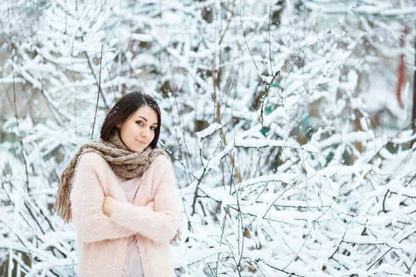 Linda chica juega con la caída de nieve en el bosque de invierno — Foto de Stock