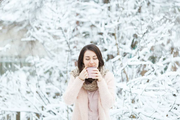 Chica Suéter Rosa Beber Café Bajo Nieve Que Cae Bosque — Foto de Stock