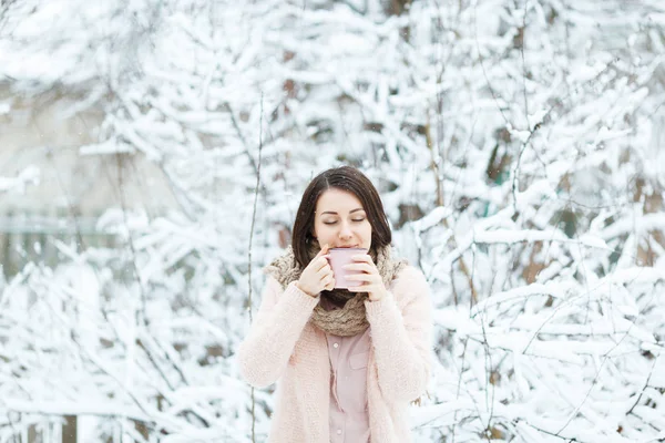 Chica Suéter Rosa Beber Café Bajo Nieve Que Cae Bosque — Foto de Stock