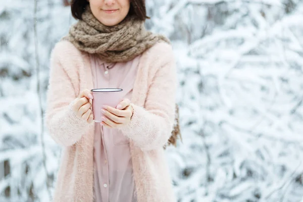 Linda chica con una taza de café rosa en el bosque de invierno — Foto de Stock