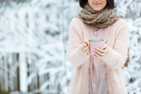 Linda chica con una taza de café rosa en el bosque de invierno — Foto de Stock