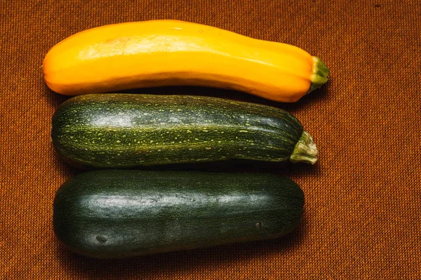 Verse Gele Groene Courgette Zwarte Achtergrond Gezonde Rauwkost Bovenaanzicht Plat — Stockfoto