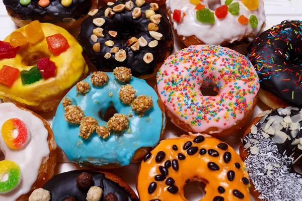 Rosquillas multicolores aisladas sobre fondo blanco. Vista superior —  Fotos de Stock