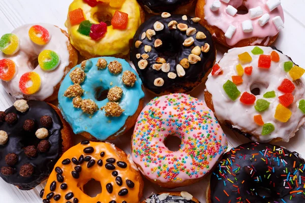 Rosquillas multicolores aisladas sobre fondo blanco. Vista superior —  Fotos de Stock