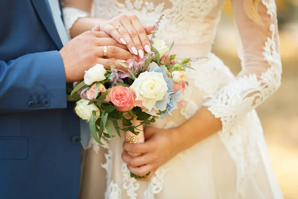 特写镜头的恩爱的夫妻手牵着手 新娘和新郎 — 图库照片