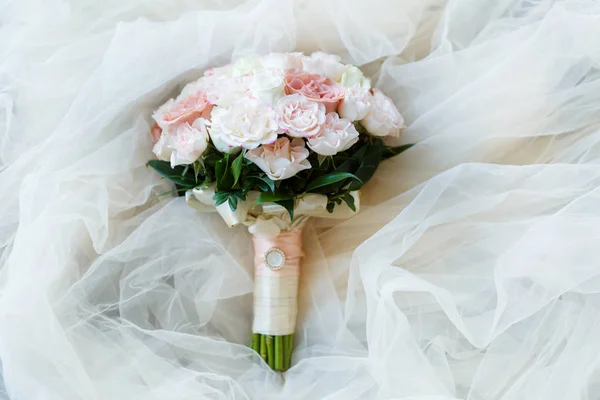 Golden Wedding Rings Lie Bud Pink Rose Wedding Rings Lie — Stock Photo, Image