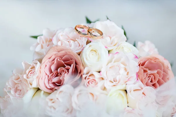 Золоті Обручки Лежать Бутоні Рожевої Троянди Обручки Лежать Квітковому Бутоні — стокове фото