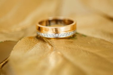 Alyans bokeh arka plan ile bir çift