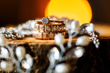 Alyans bokeh arka plan ile bir çift