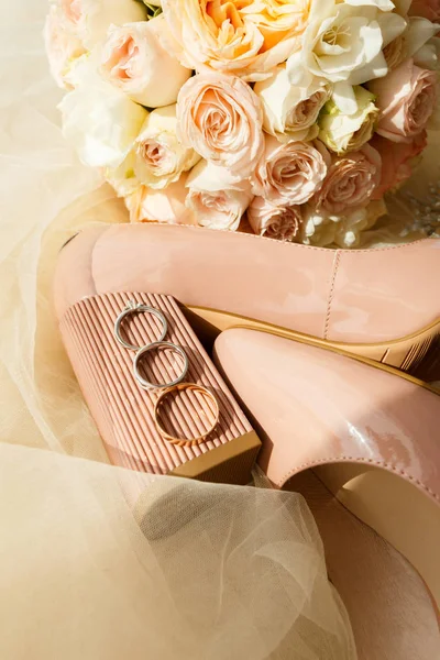 Anillos de boda en el talón de un zapato — Foto de Stock