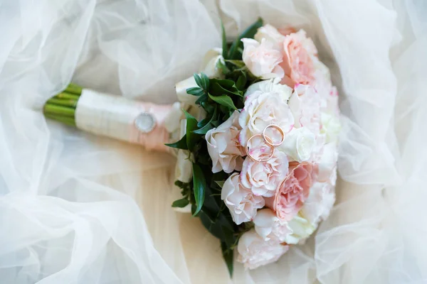 Anelli d'oro di nozze con rosa pastello — Foto Stock