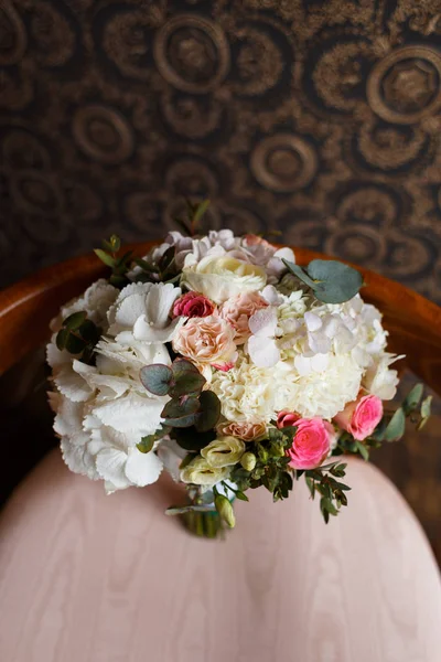 婚礼甜蜜的花束新娘玫瑰和绣球花在复古椅子 — 图库照片
