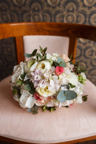 Sweet Bouquet of the Bride in a retro Chair
