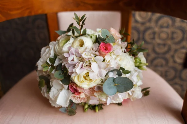Sweet Bouquet of the Bride in a retro Chair — Stock Photo, Image