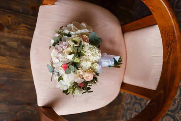 Süßer Strauß der Braut im Retro-Stuhl — Stockfoto
