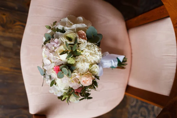 Sweet Bouquet of the Bride in a retro Chair
