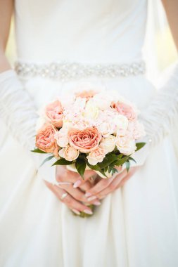 Tatlı düğün buketi Gelin elinde güllü