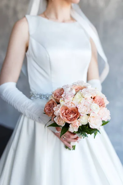 Słodki Bukiet ślubny z róż w rękach panny młodej — Zdjęcie stockowe