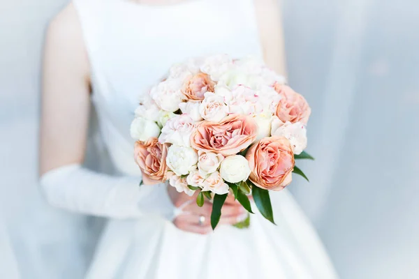 Сладкий свадебный букет с розами в руках невесты — стоковое фото